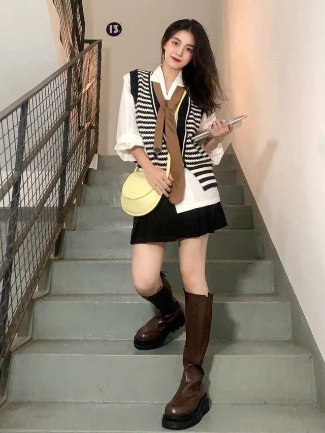 穿搭|秋季,西服怎么穿才好看?搭配上黑色针织衫和半身裙,高级又时髦