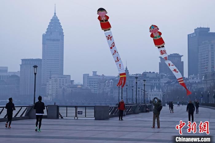 合影留念$民众在上海外滩迎2022年春节