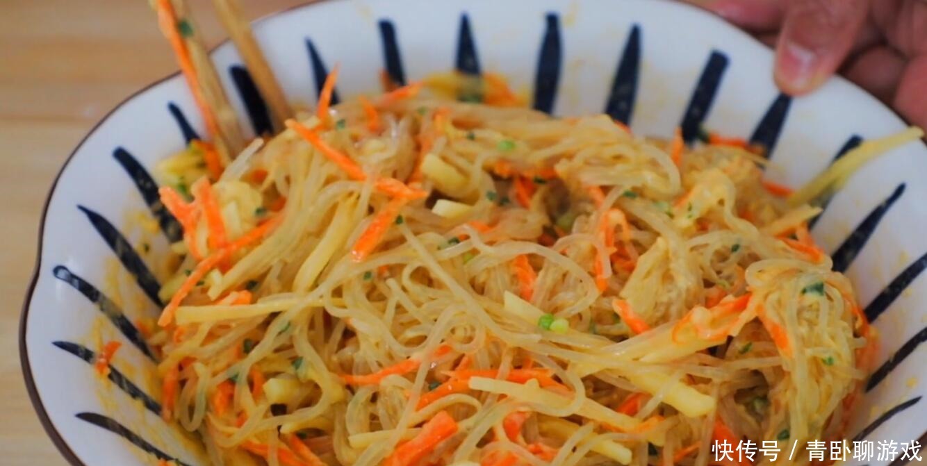 粉丝里打入2个鸡蛋,外酥里嫩又筋道,没想到这么好吃