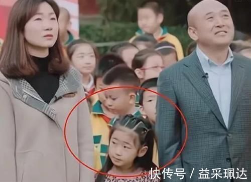 妹妹|儿子当众“斥责”父母偏心妹妹,看清妹妹脸后,网友:不偏心都难