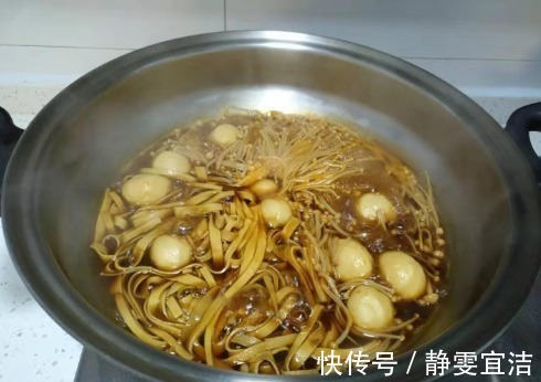 一到冬天,就馋这道菜,10块钱煮一锅,喷香下饭,特舒服