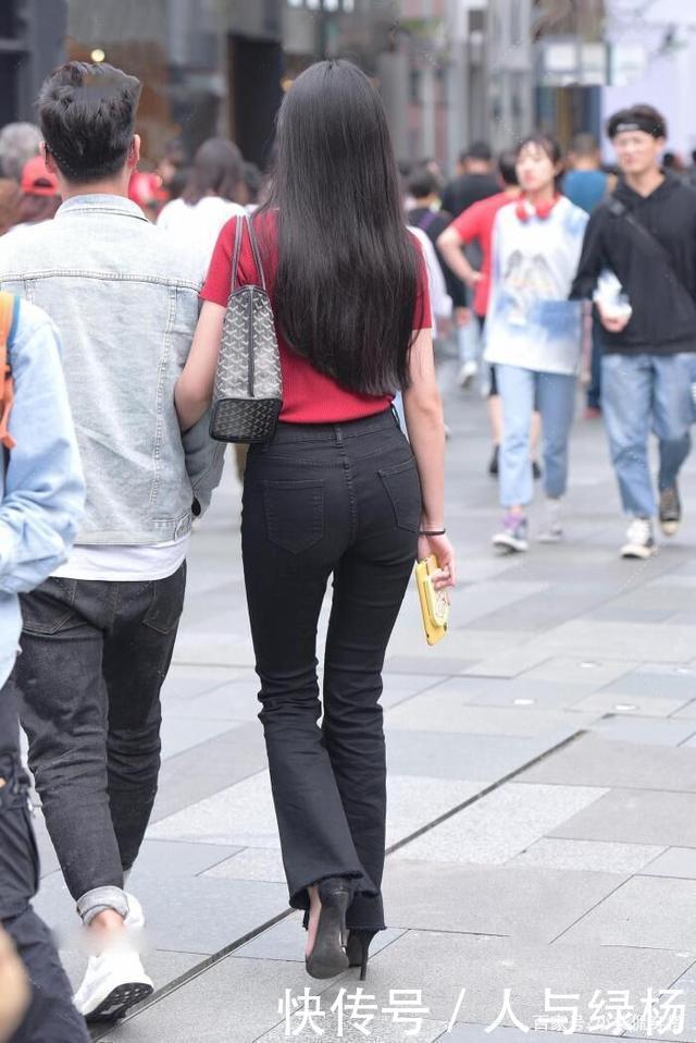 女士来说|40岁女人怎么穿减龄入手这款“喇叭裤”,时刻保持少女感!