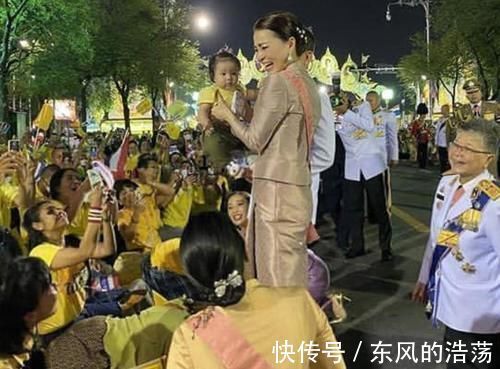 42岁苏提达是好母亲将小女孩高高举起，担心被奢华腰封划伤