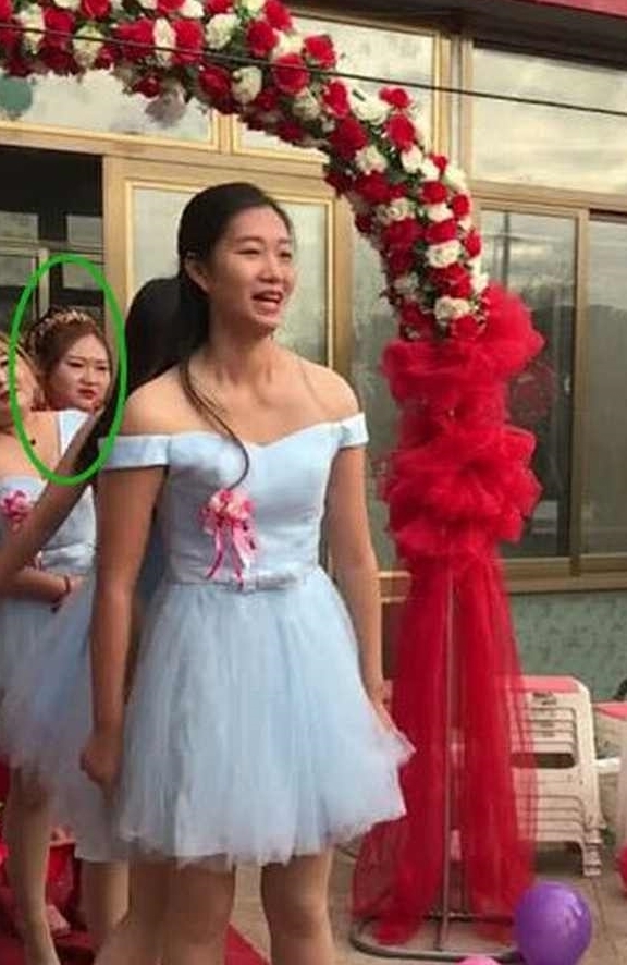 闺蜜|婚礼现场,伴娘实力“挡镜头”,新娘一脸无奈:今天是我结婚吗?