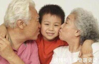 是非道德观|奶奶给满月孙女剃光眉毛,两个月后妈妈崩溃:离我孩子远一点