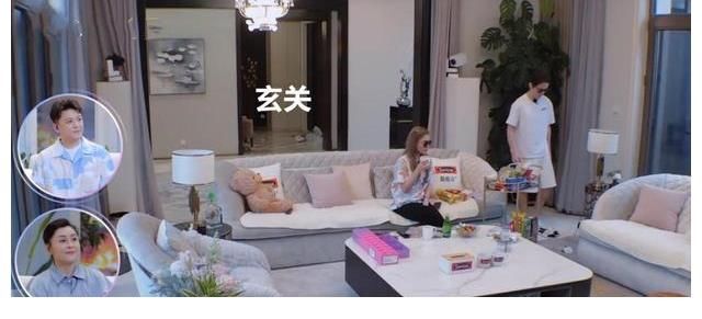 周扬青在自家录节目，从大门就能看出，绝对是“大户人家”