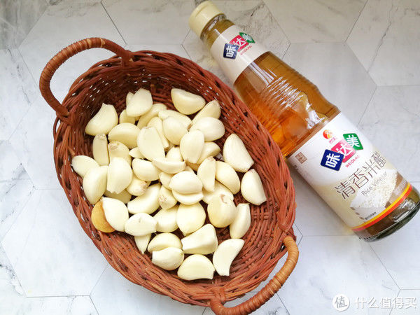 腌腊八蒜,别只知道放醋,牢记“3不要”,3天就变绿,香脆解腻