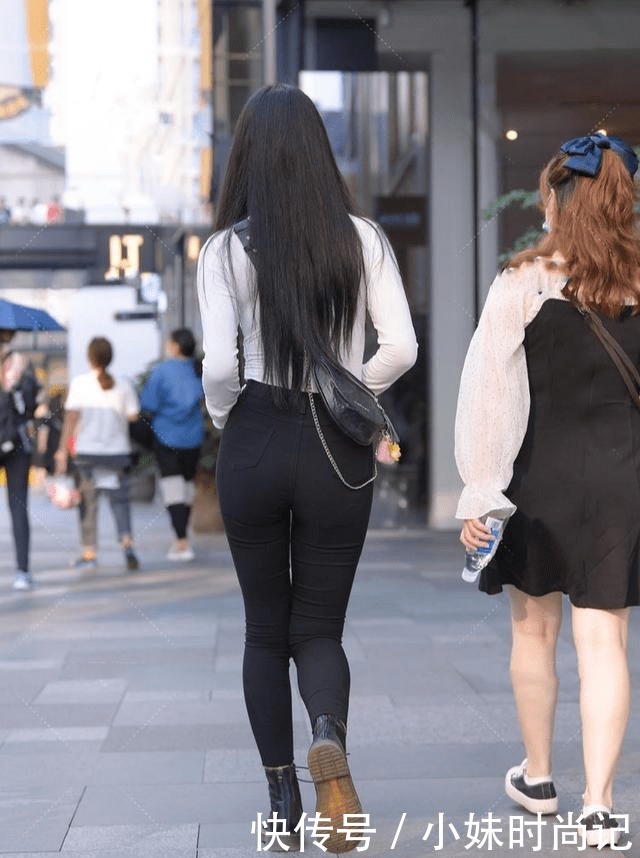 街拍:紧身长衫搭配小黑裤,可以完美修饰女性曲线