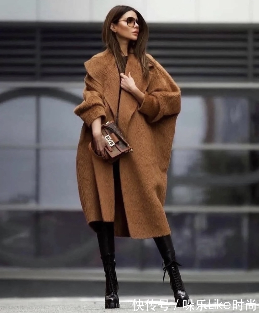 黑色 满满的高级氛围感!咖色+黑色,让冬季穿搭更简约摩登