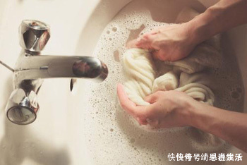 小东西|冬天洗衣服在水里加一点小东西,连搓都不用搓,干净如新
