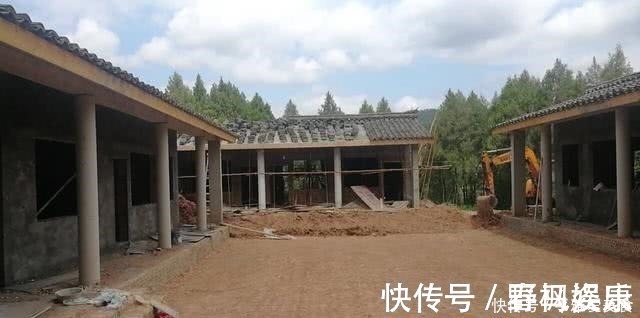 宅基地|他花了69万，在村里建造了一座四合院，完工后，邻居都羡慕了