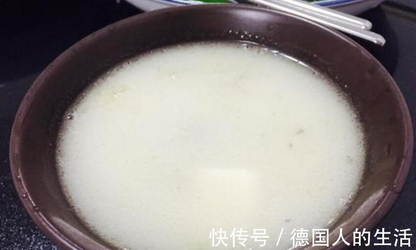 鲫鱼汤|“煎鱼时”别再往锅底撒盐了，大厨透露2招，煎鱼不破皮不粘锅