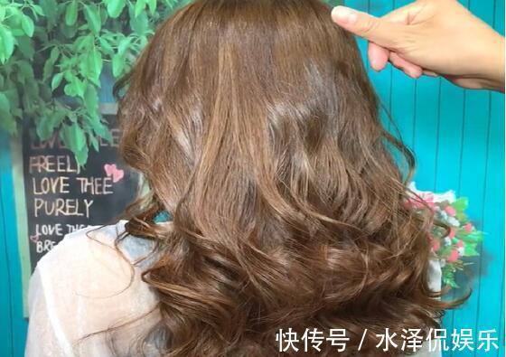 美的 40岁的发型师忠告女人50岁后，头发越短越卷，越卷越小
