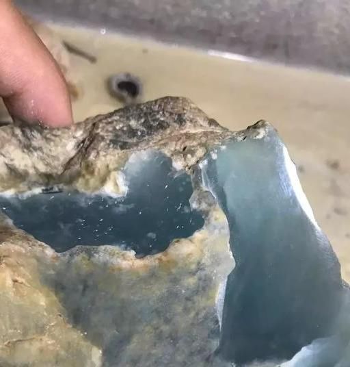 石木|翡翠原石木那白黄沙皮原料,切开后震惊了