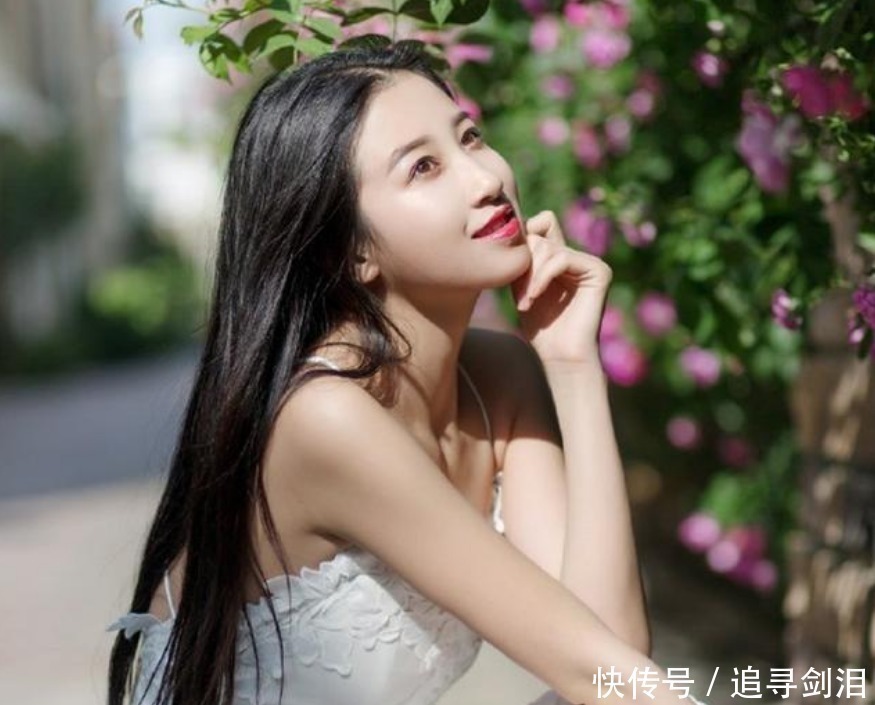 笑容|她被称作最清纯的女孩,娇美容颜配上纯白连衣裙,笑容更是甜美