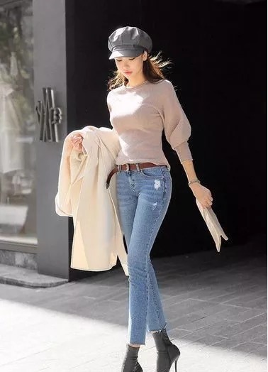 牛仔裤,展现出身材的魅力,穿搭非常靓丽