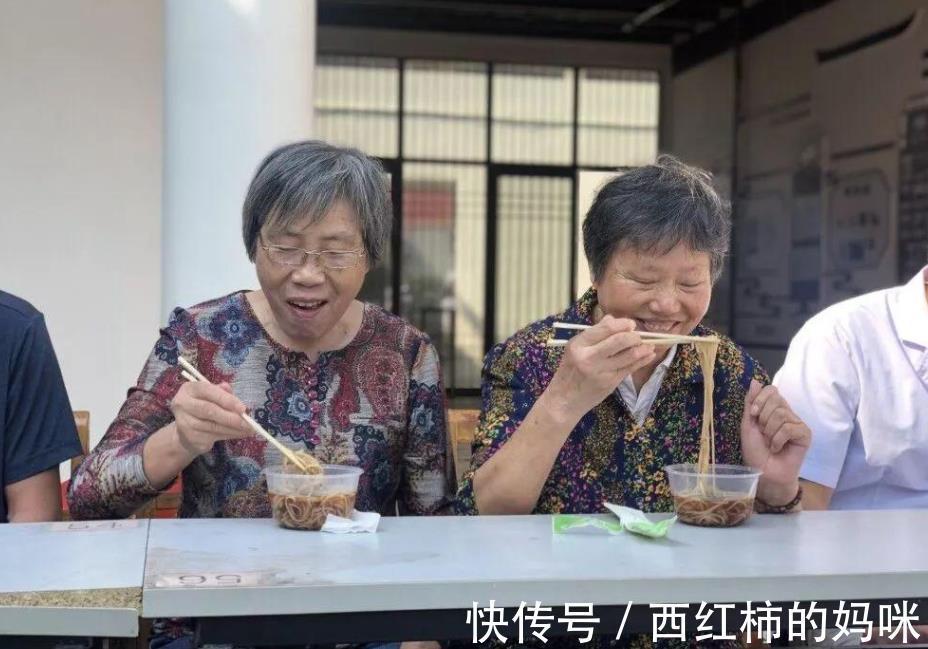 油条|3种食物少吃，或会“加速”骨质疏松！医生：想养好骨，要管住嘴