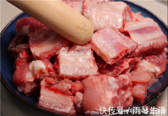 肉质|排骨不管怎么吃，切记别直接焯水，多加这2步，排骨不腥也不柴