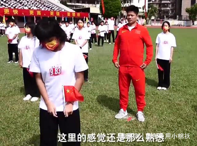 大饱眼福|苏炳添现场示范起跑动作,学弟围观大饱眼福,中国飞人或跑到巴黎