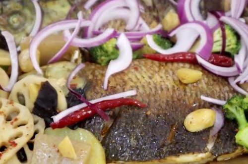  想吃烤鱼|烤鱼这样做又香又入味，加自己喜欢吃的配菜，边吃边煮，越煮越香