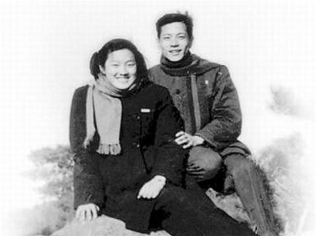 时尚$章含之:参加女儿洪晃的时尚活动,自己是全场唯一的时尚老太