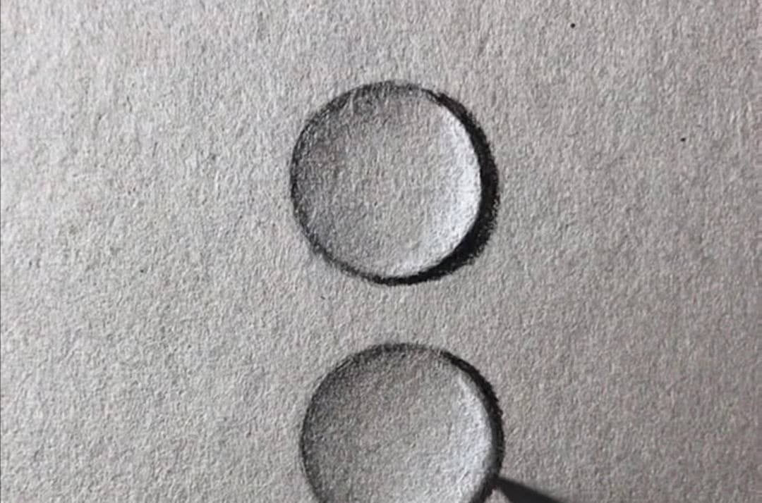 圈圈@美术老师在“水滴里写字”,开始:画两个圈圈,结尾:这水还会动?