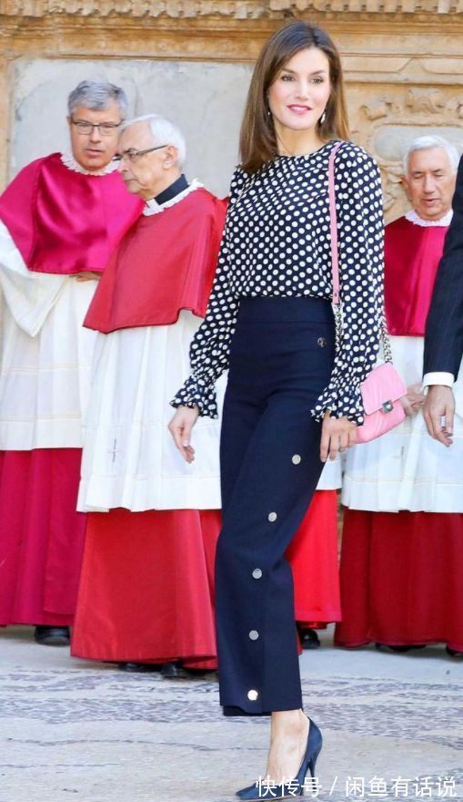 西班牙王后 “瘦腿裤”到底多好穿?西班牙王后连穿9次都不腻,配大衣真气质