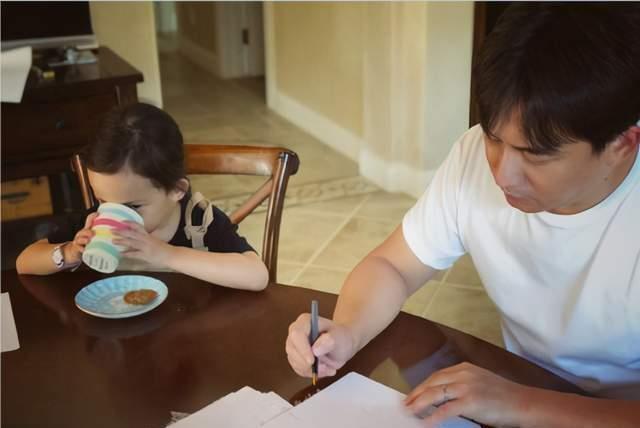 下厨|探访黄磊豪宅,古意盎然的风格真心好看,会下厨的男人就是有魅力