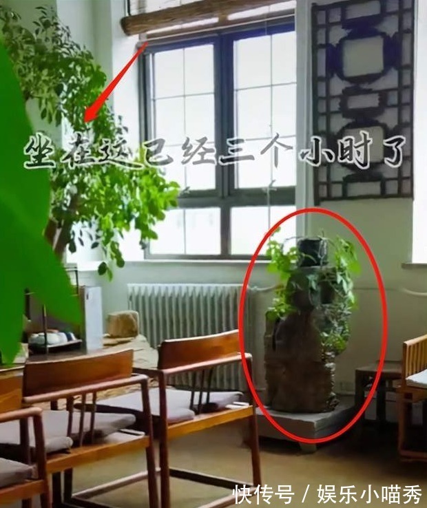 李亚鹏办公室内景曝光!桌上放很多手写笔记本,豪华茶几可以养鱼