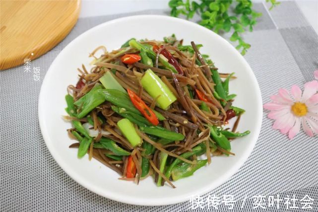 芥菜|这款开胃小咸菜,北方人餐桌上常见,炒一次吃几天,香辣下饭
