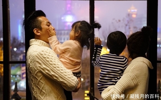 他虽然是综艺节目中的搞笑担当,实则顾家爱妻