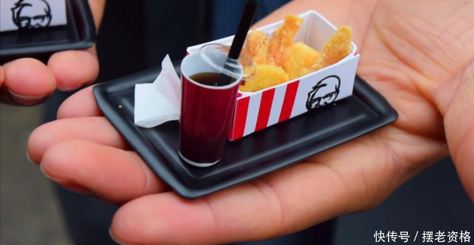 手指|世界最小的肯德基店,一份炸鸡比手指还小,还得趴在地上取餐