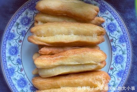 炸油条想要酥松脆别放酵母粉了,教你早餐店的配方,香酥还蓬松