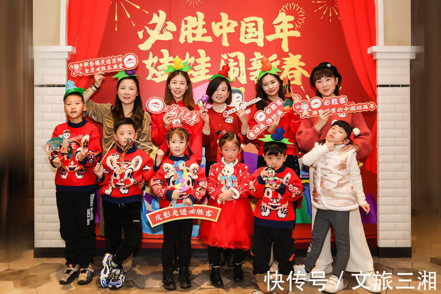 消费者|《葫芦兄弟》闹新春,西餐厅里过大年