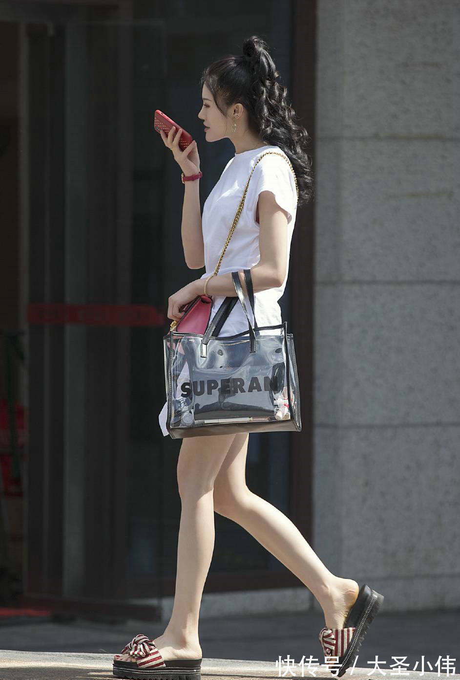 非常突然|美女街拍:红色的v领连衣裙,宽松的版型,穿出慵懒又气质的姿态