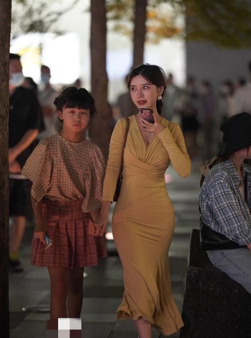  简单|气质女生的长裙穿搭示范，简单修身又耐看，给你想要的优雅