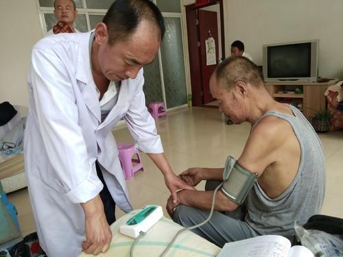 臂带|测量血压时，右手准还是左手？提醒：测血压时，尽量做好这几点