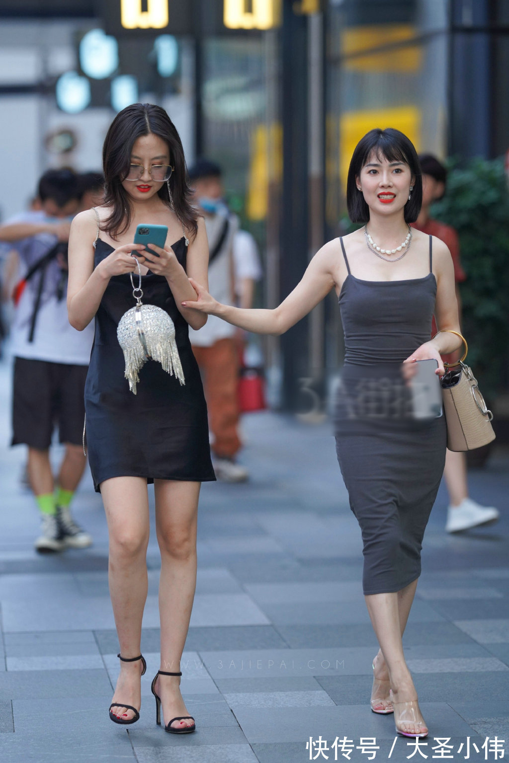 穿搭|美女街拍:白色装打扮很有纯洁的美感,版型显然修身,阔腿裤如裙子一样飘逸