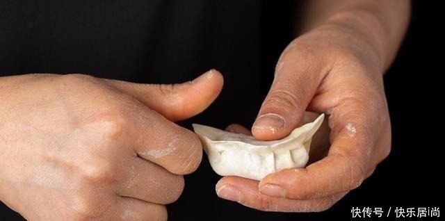 煮速冻饺子时,最怕开水下锅,牢记3个技巧,饺子不破皮不露馅