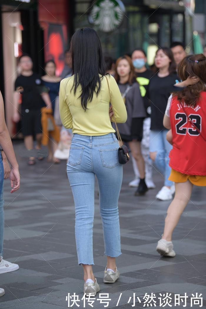 单的单品也有魅力,浑身充满了奢华,高开叉大秀长美腿