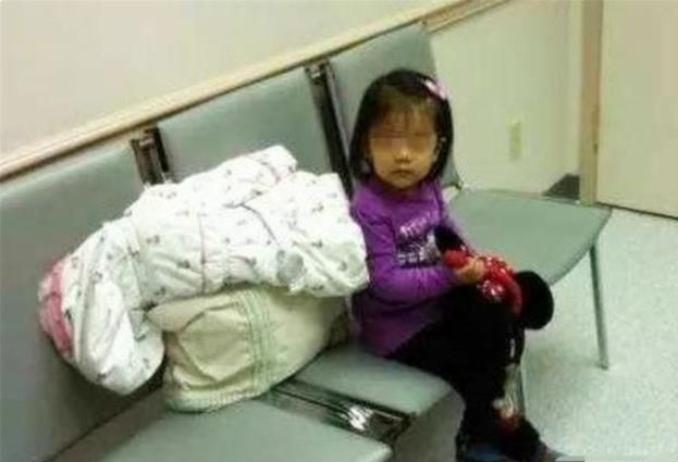 丈夫|产妇深夜生二胎,女儿独身在产房外等候问其原因后心里不是滋味