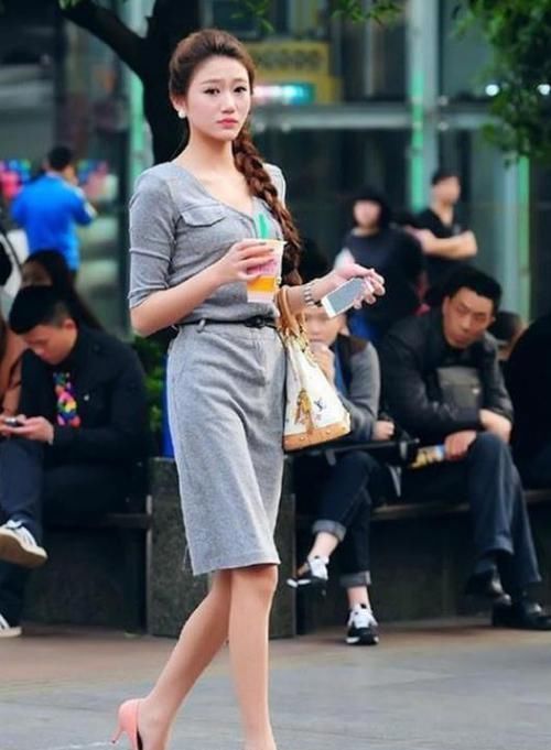 街拍小姐姐一件灰色连衣裙搭配小背心,秀出靓丽的身材