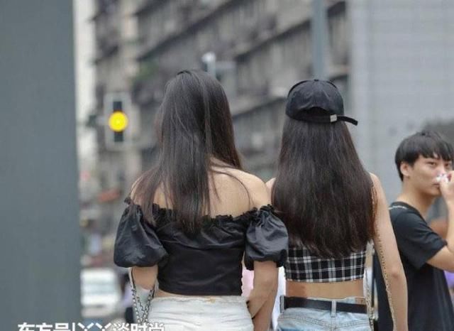 双胞胎眼光真不错,同穿一件短裤,左边的更魅力十足吧