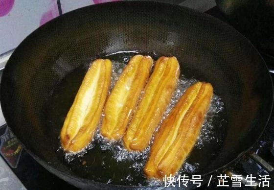 油条炸得不蓬松,方法没做对,这么做零失败,5块钱炸一锅