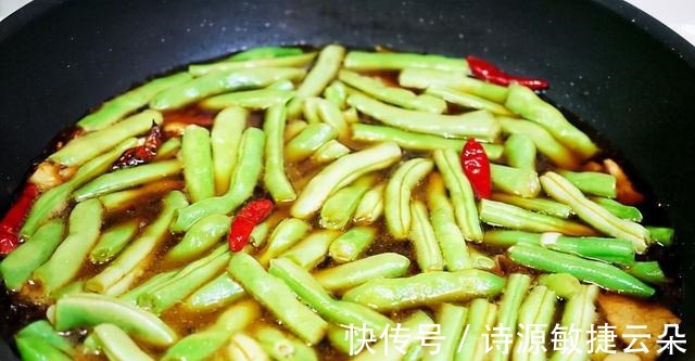 豆角炖肉再焖点小卷子,卷子浸满汤汁,豆角炖得也香,超级惬意!