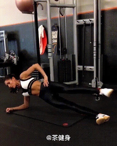 负荷|用绳索器械增加腹肌训练的负荷，4个动作燃爆腹肌，练就6块腹肌