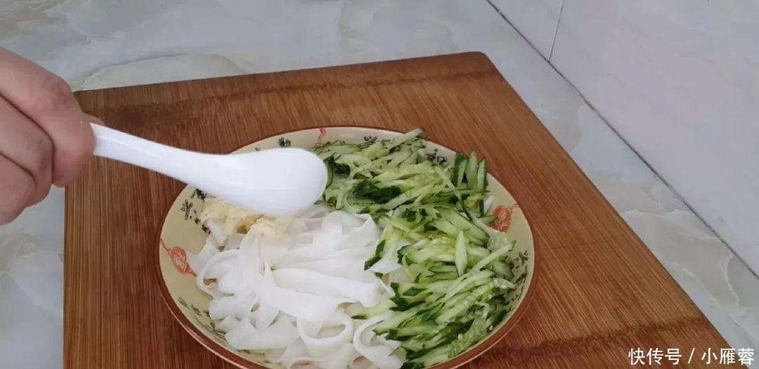 凉皮这样做,教你简单一做,比凉皮凉面都好吃,老婆一盘不够吃