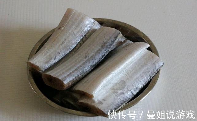 带鱼最怕直接煎,难怪粘锅掉皮!教你一招,外酥里嫩,入味无腥味