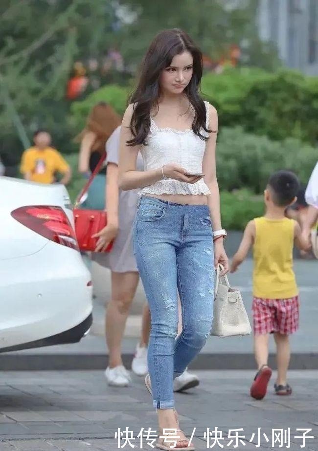 腰身 宛如一朵含苞待放百合花,腰身单手可握,让人眼前一亮