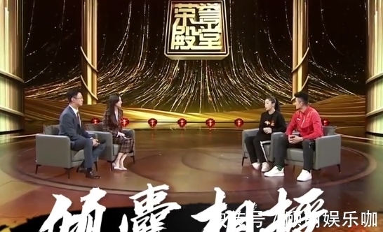 亚运会|羽坛情侣亮相央视!谌龙满眼宠溺,妻子撞脸王祖贤,女神范十足